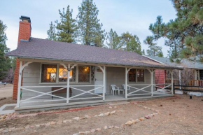 Sauer Suite - Cozy, rustic cabin walking distance to Holloway's Marina with peek-a-boo lake views!